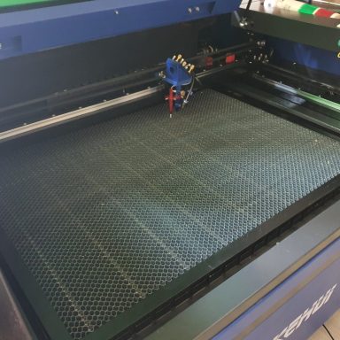 CO2 Laser Innenraum mit Wabenbett